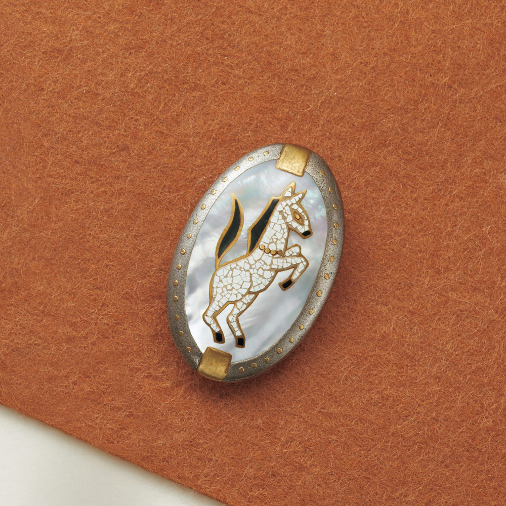 漆工芸大下香仙工房 蒔絵ブローチ兼ペンダントトップ／白い馬 | ライト
