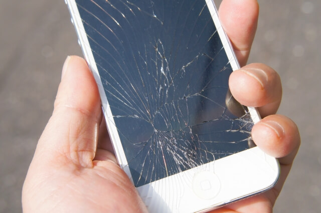 スマホの液晶画面についた傷を修復する方法をご紹介 | iPhoneの修理