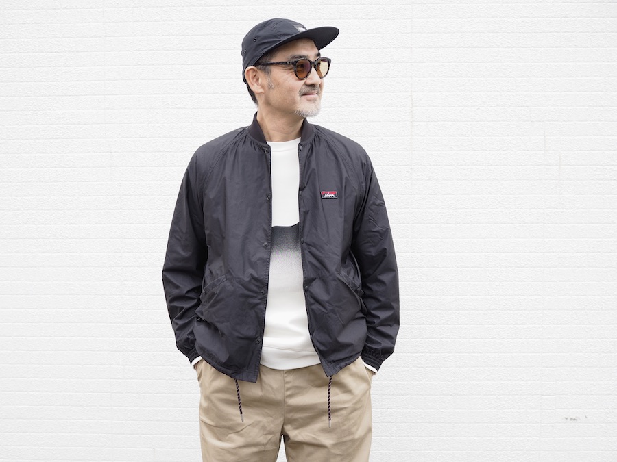 NANGAのコーチジャケット、ストリートからアウトドアまで軽快に