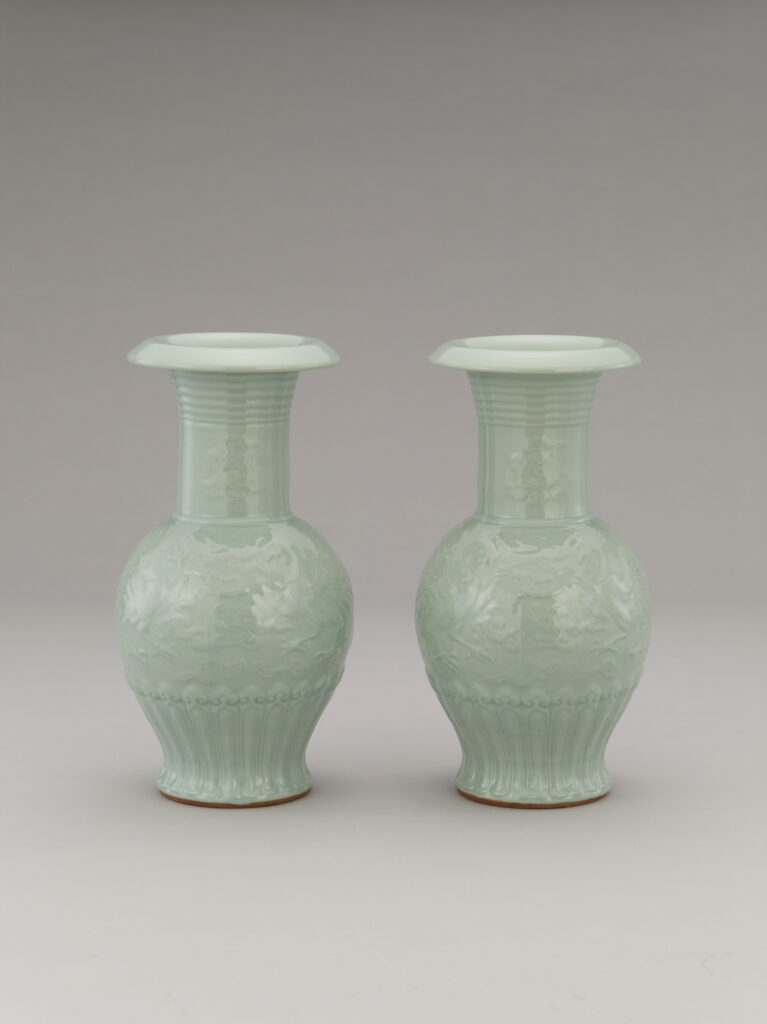 青磁鳳雲文花瓶にみる諏訪蘇山の革新性と古典研究 - 国立工芸館