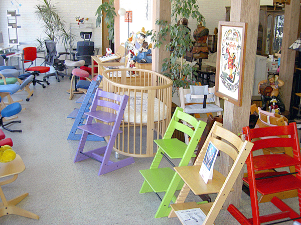 トリップトラップチェアの店内展示撮影画像。格安でお届けします