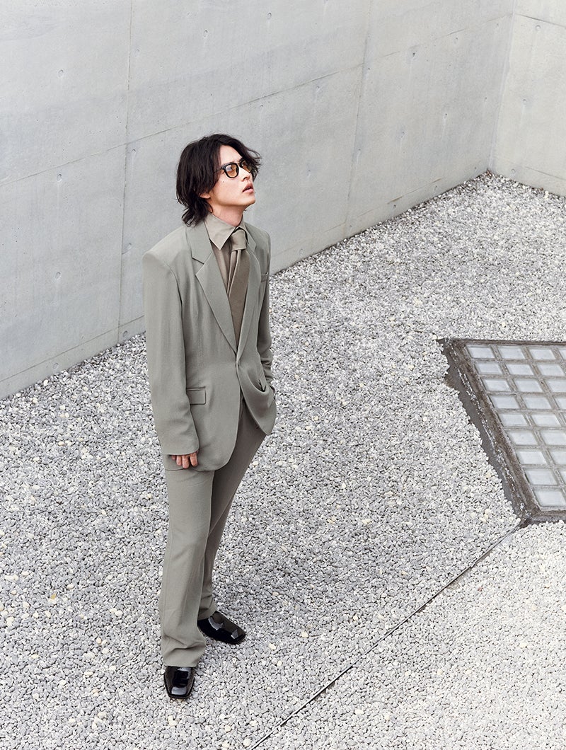 サンローラン、山﨑賢人が描くテーラードの美学 メンズノンノウェブ