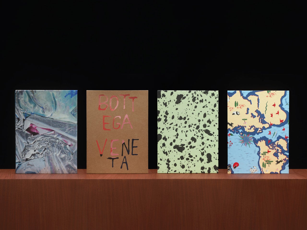 ボッテガ・ヴェネタ、4冊で構成された「FANZINE」の配布をスタート。3