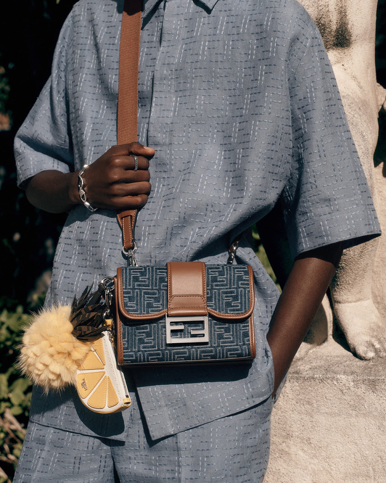 フェンディ」のアイコンバッグに“ブルーデニム”ライクな新色が登場