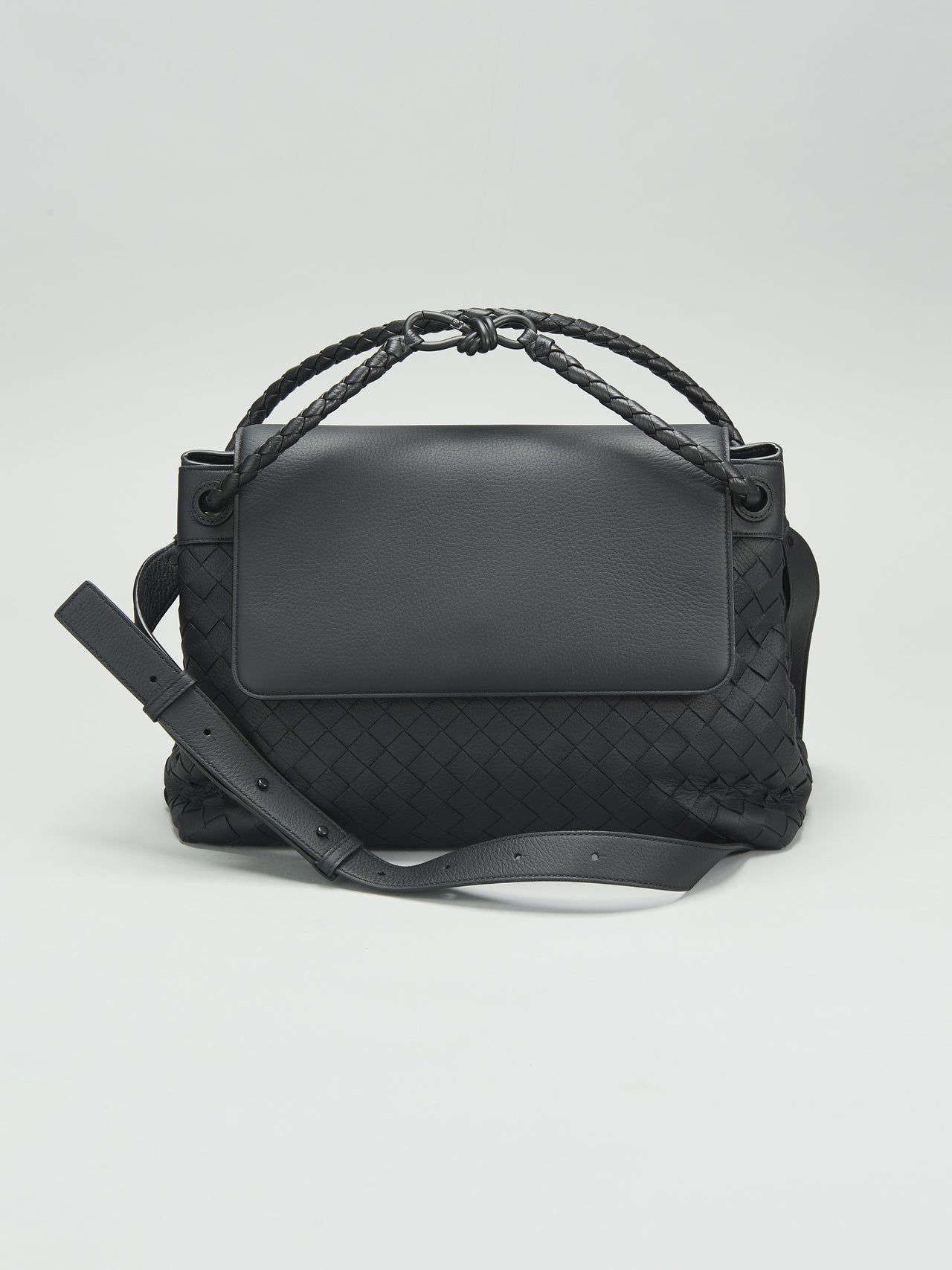 ボッテガ・ヴェネタ」で春に向けて買うべき新作“黒レザーバッグ