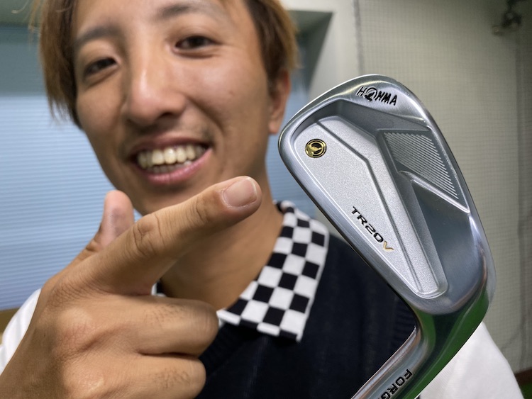 少し飛ばせてやさしい」本間ゴルフの新作アイアン2種を打ち比べ