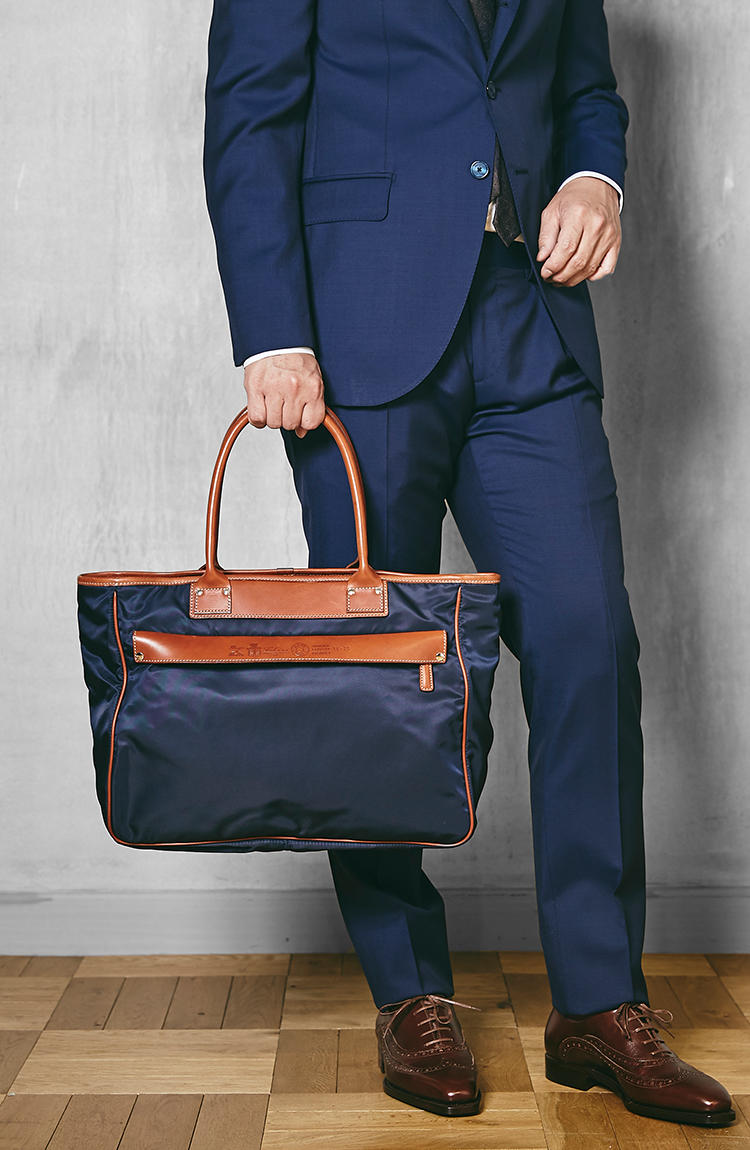 フェリージの人気鞄、ビジネスで使いやすい「紺×茶」を型違いで持ち