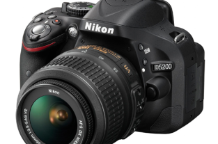 ニコン、横開き方式バリアングル液晶モニターを搭載したエントリー