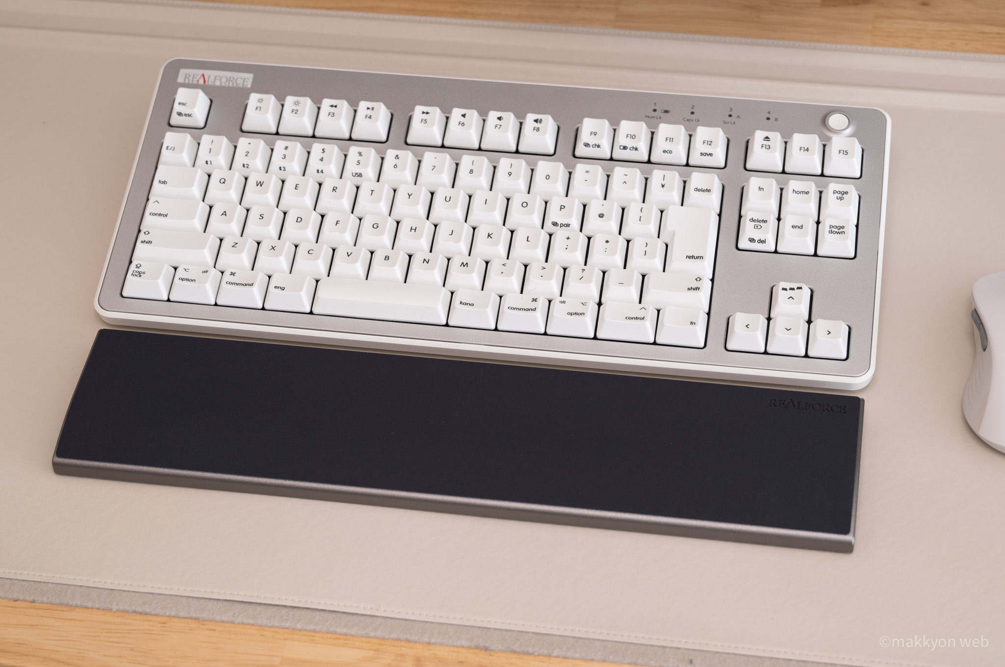 REALFORCE R3が最高に使いやすいので、純正のアルミリストレスト
