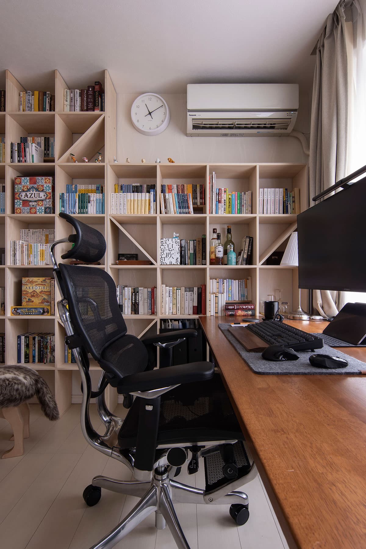 書斎を兼ねた寝室のブックシェルフ – Shelf 壁一面の本棚 奥行250