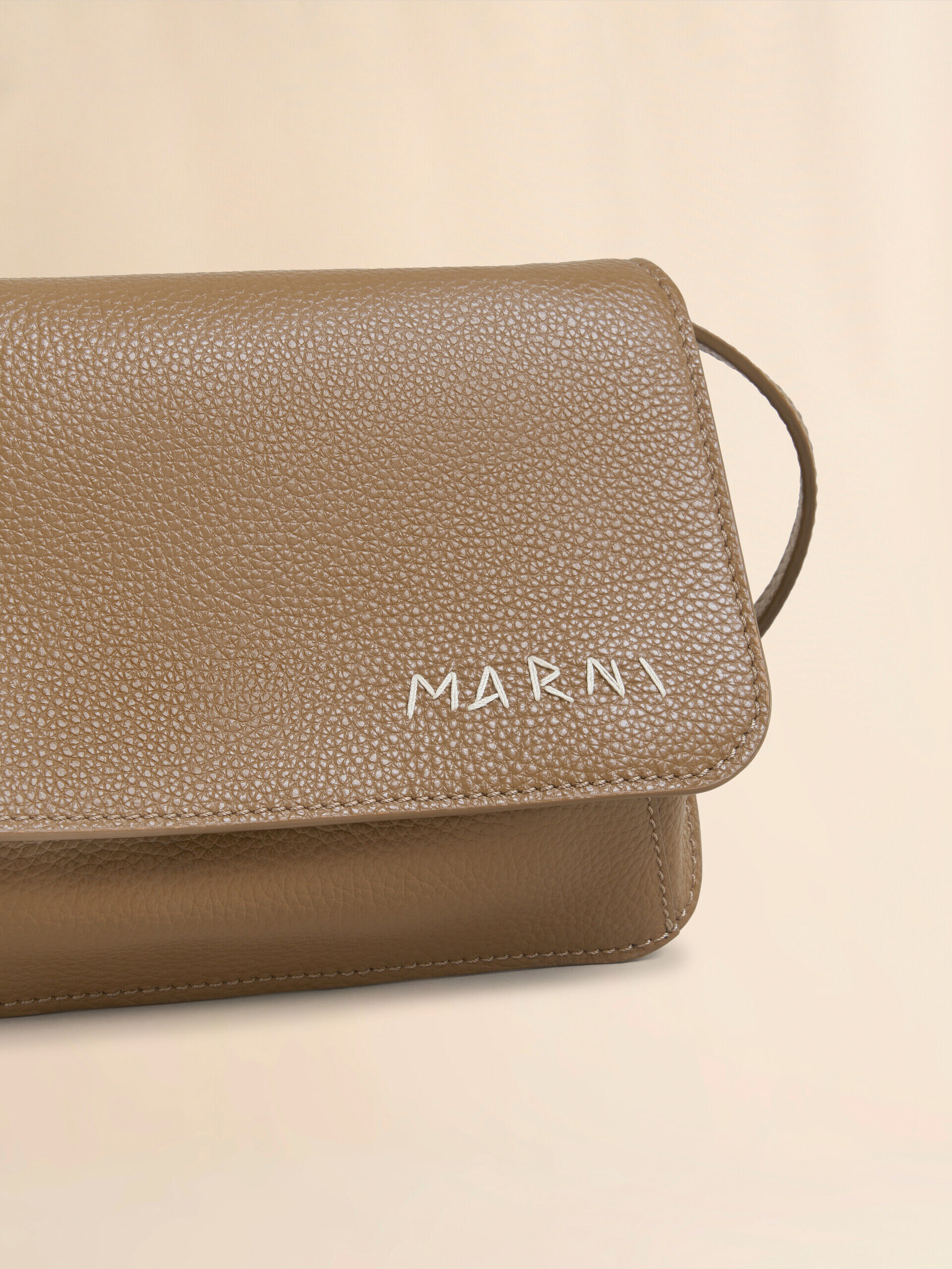 ブラウン レザーショルダーバッグ、マルニメンディング刺繍入り | Marni