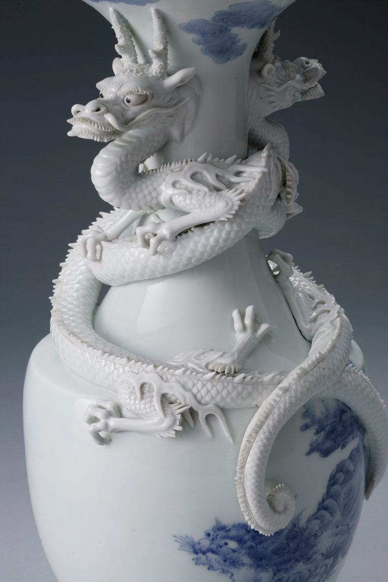 染付龍刻唐獅子牡丹文花瓶 ｜ みかわち焼 三川内焼- 総合サイト