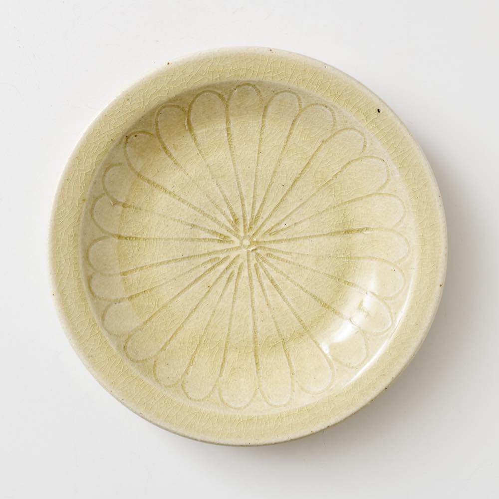 瀬戸本業窯 黄瀬戸 8寸石皿 菊 ｜ みんげい おくむら （日本と世界の