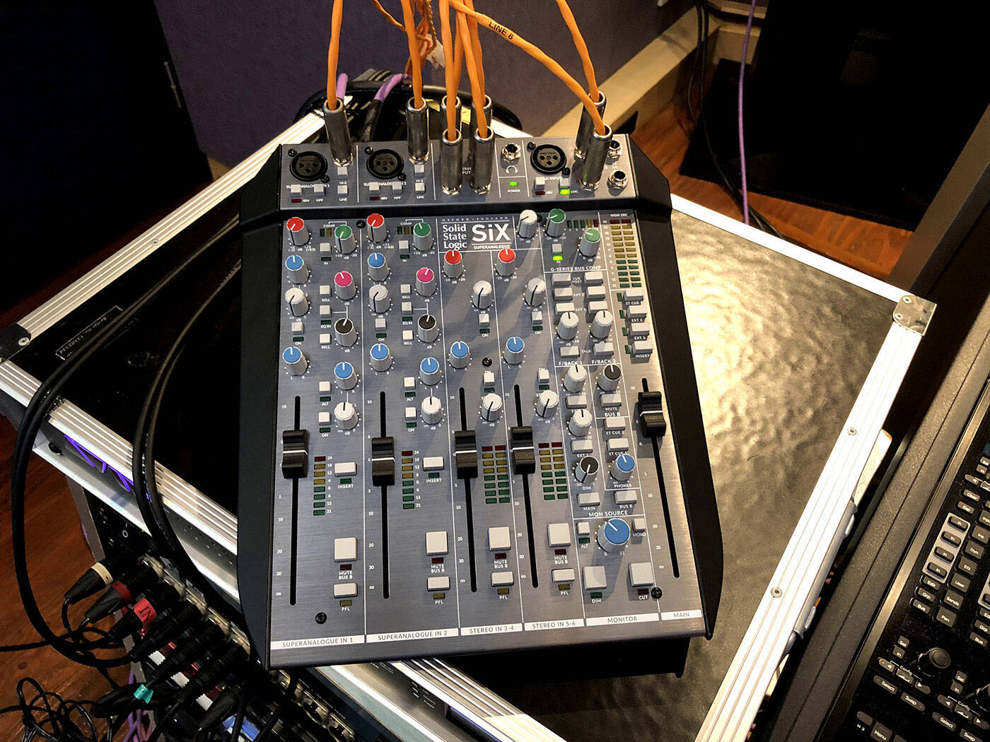 SSL(Solid State Logic)が放つ究極のデスクトップミキサーSiXを発表