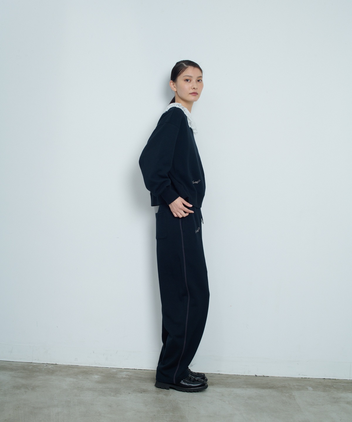 レース襟付きスウェットプルオーバー | MUVEIL Online Shop