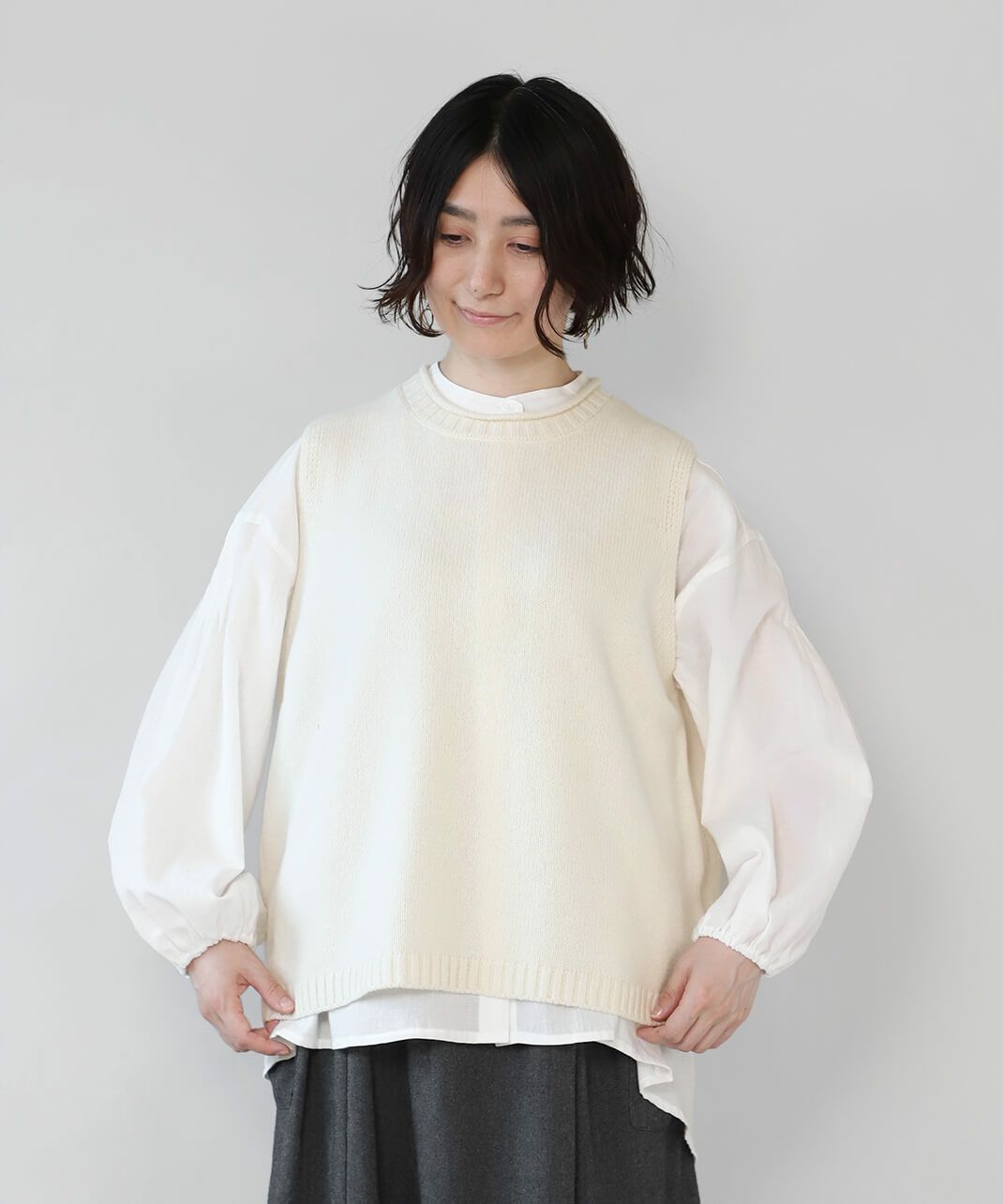 mumokutekiふわりと軽いバンドカラーのギャザーブラウス | mumokuteki