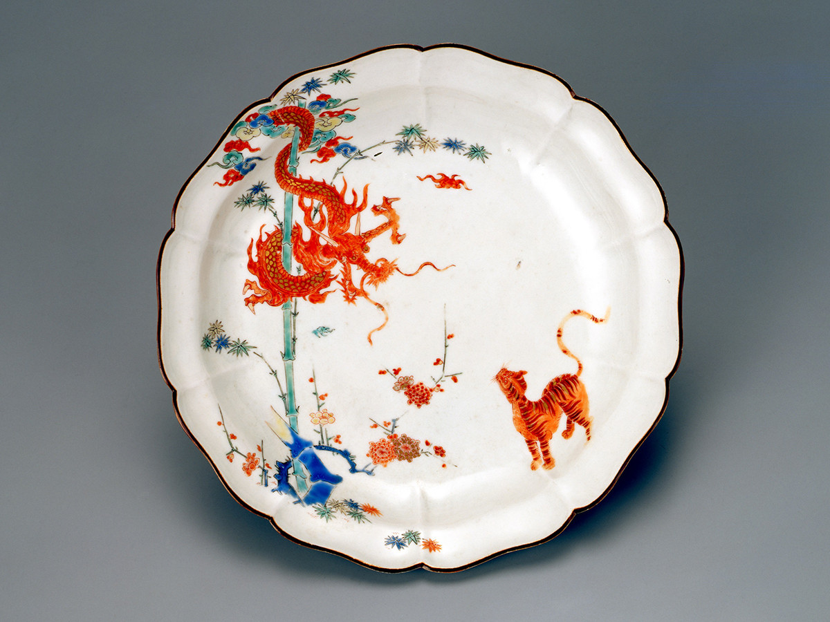 柿右衛門」団龍唐花文独楽形皿 柿右衛門」団龍唐花