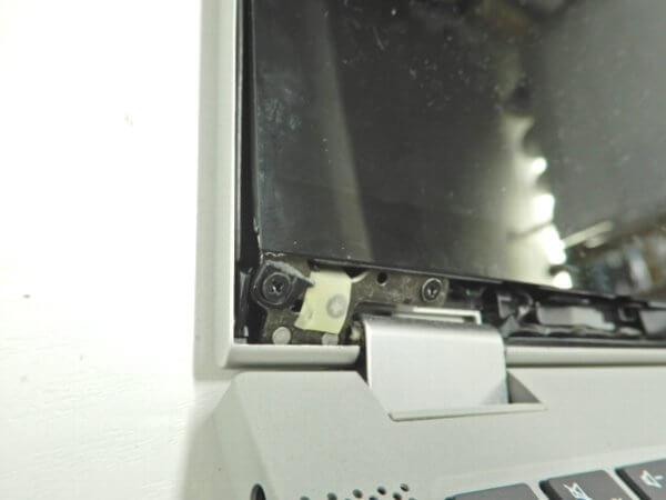 IdeaPad flex 5 液晶の左側ヒンジ部が破損 開閉時に液晶が剥離