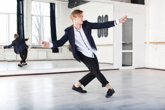 初心者必見！ハウスダンスの基本ステップ＆技を徹底解説｜NOAダンス