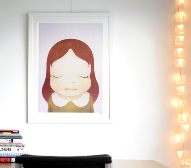 Nara Yoshitomo 'Cosmic Girl' をフレーム/額縁「Eternity White」で