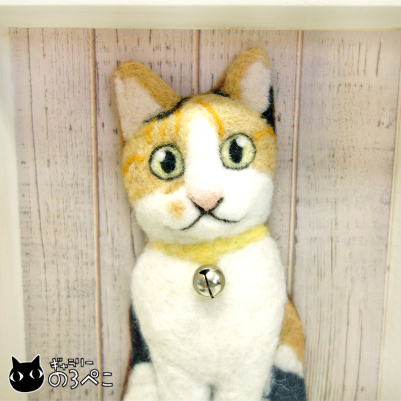 羊毛フェルト お庭の三毛猫の立体アートフレーム | ギャラリーのろぺこ
