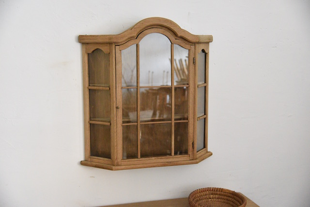 雰囲気あるガラスウォールキャビネット