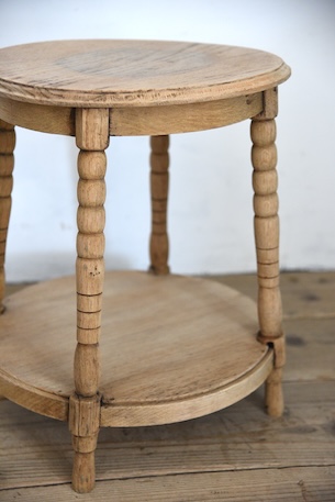 風合いあるラウンドサイドテーブル