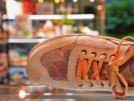 プロフェッショナルシューフィッティングのさか｜靴｜金沢市 ｜ 見る人