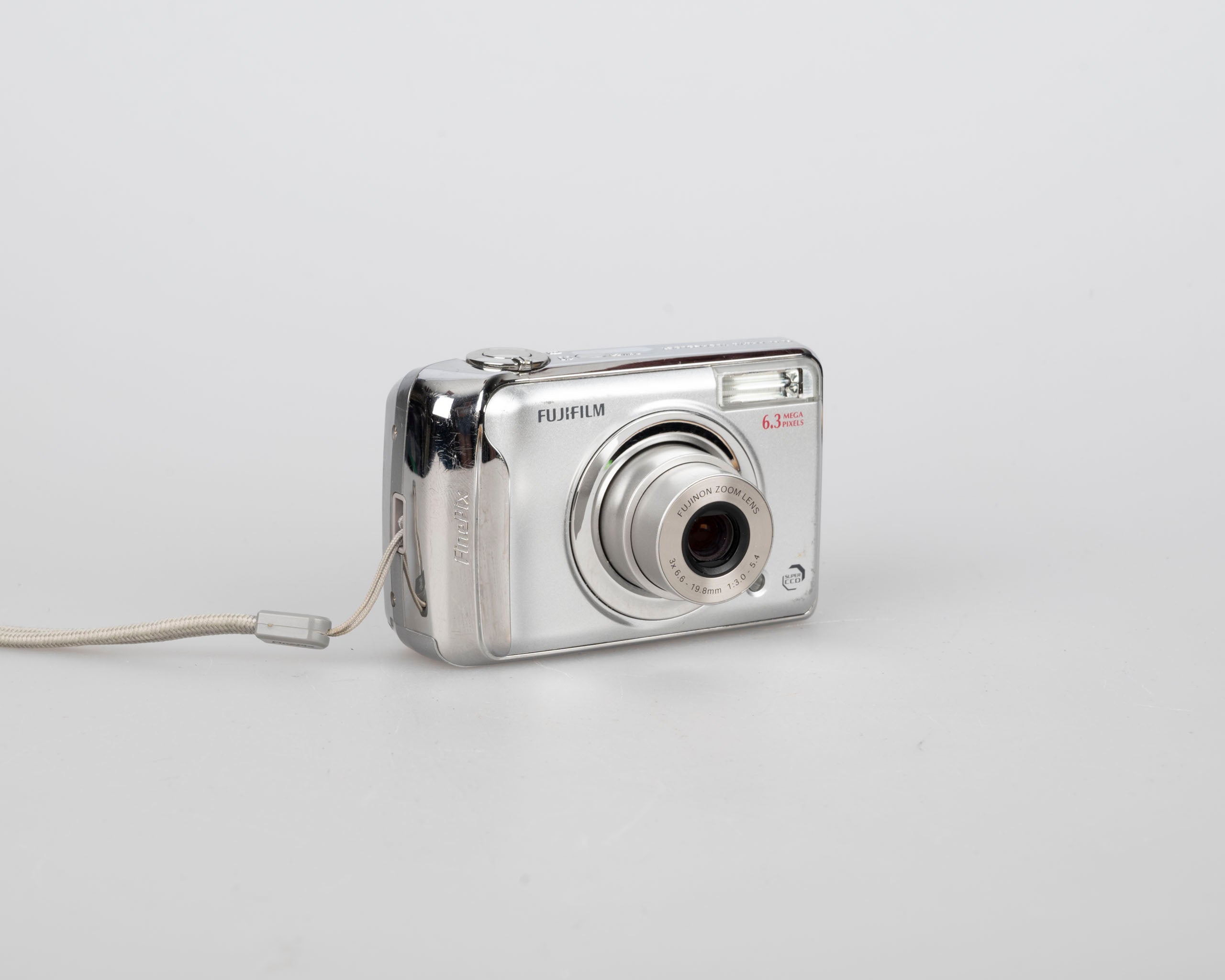 Fujifilm Finepix A610 6.3 MP CCD sensor digicam (uses AA batteries