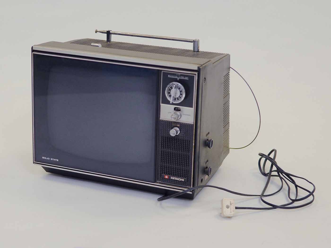 ポータブル型白黒テレビ（ぽーたぶるがたしろくろてれび） | くらしの