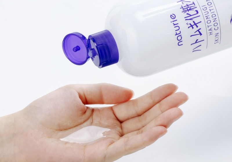 さっぱりみずみずしく潤う ナチュリエ ハトムギ化粧水｜naturie