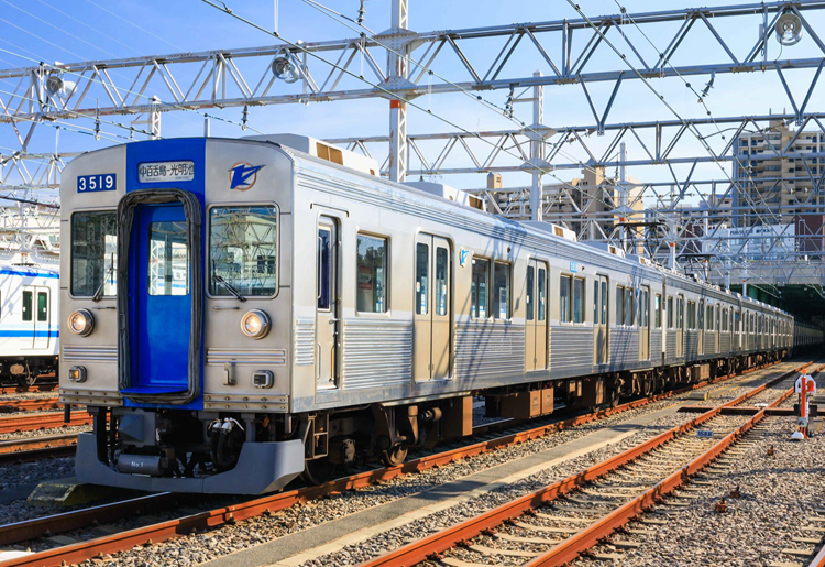 南海「無塗装6000系車両」と泉北「復刻デザイン3000系車両」の千代田