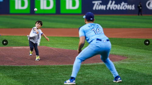 ブルージェイズ菊池雄星、ボブルヘッドデーで4歳の長男が始球式、夫人