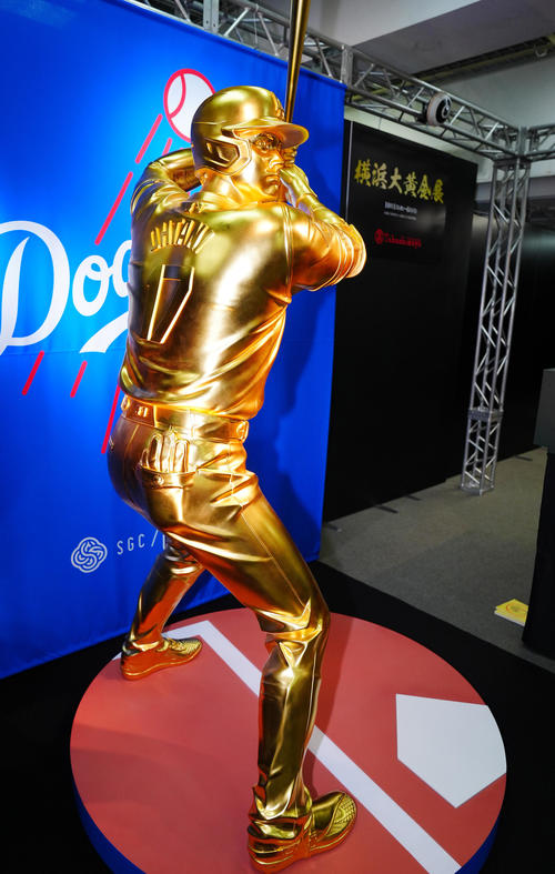 黄金のバッター大谷翔平」お披露目 金箔1550枚つかった等身大の高額