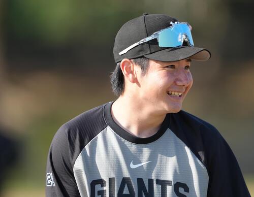 巨人】ドラフト1位竹丸和幸がケーキの前に笑顔 24歳の誕生日迎え「1