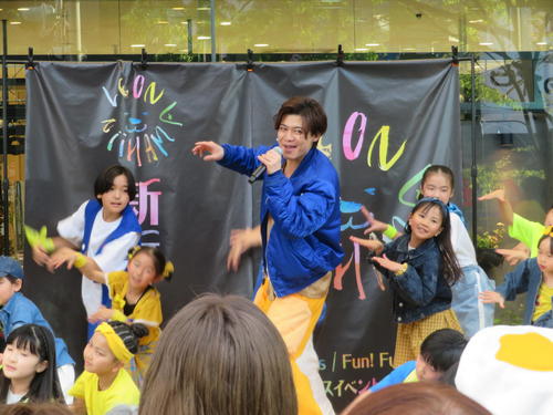 新浜レオン新曲木梨＆所タッグ第2弾「炎のkiss」は西城秀樹ばりマイク