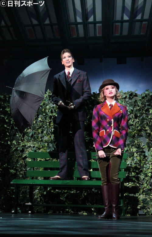 宝塚きってのダンサー柚香光主演「TOP HAT」初日 タップダンスや軽やか