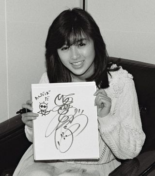 サインを見せる酒井法子さん＝1989年4月17日 - のりピー語は「TPOに