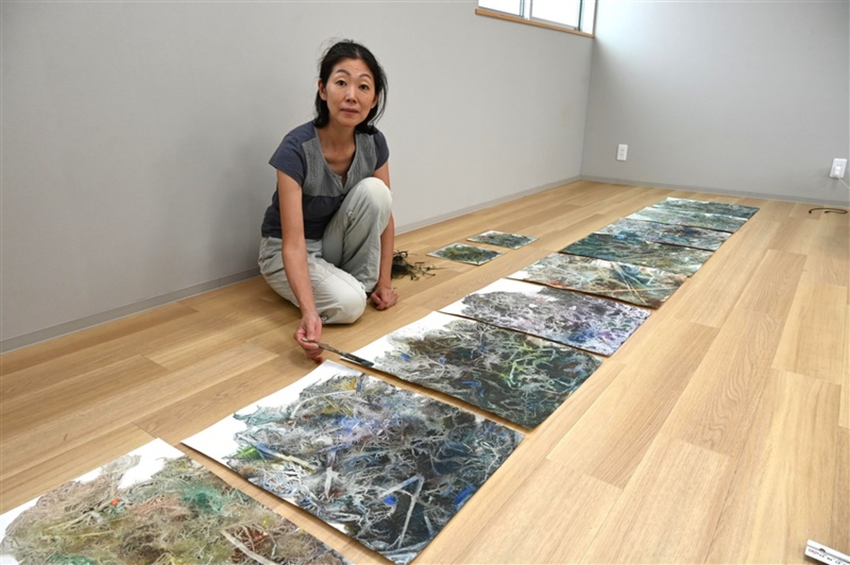 福岡・飯塚市に滞在し、芸術家7人が創作活動 クスノキの彫刻やススキで