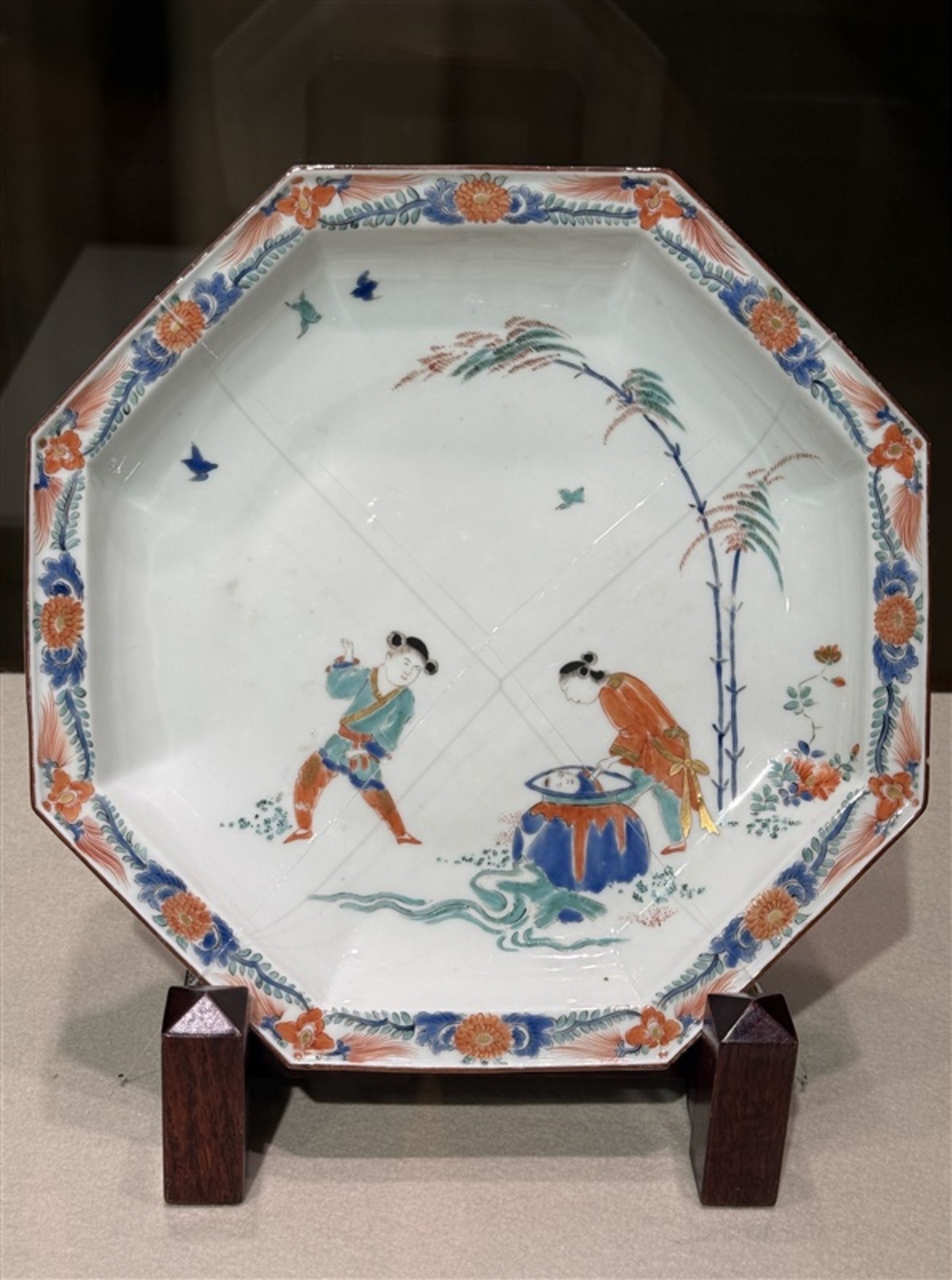 ドイツ・マイセンで焼かれた「色絵甕割唐子文八角皿」 - 鍋島から現代