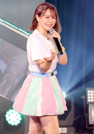 HKT48卒業を発表した村重杏奈と、出番を終えて村重を迎えに来た同期の