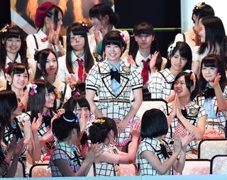 盟友の田島芽瑠（右）と肩を組んで笑顔を見せる朝長美桜＝2019年12月