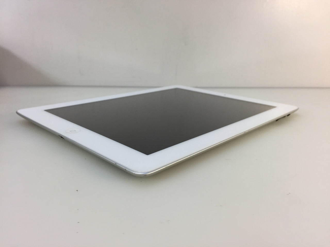 Apple iPad 4th Gen. MD514LL/A 32GB, Wi-Fi, 9.7in Tablte, White