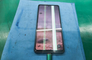 AQUOS sense8 画面表示に線が走る【即日画面交換修理】 - 東京・大阪