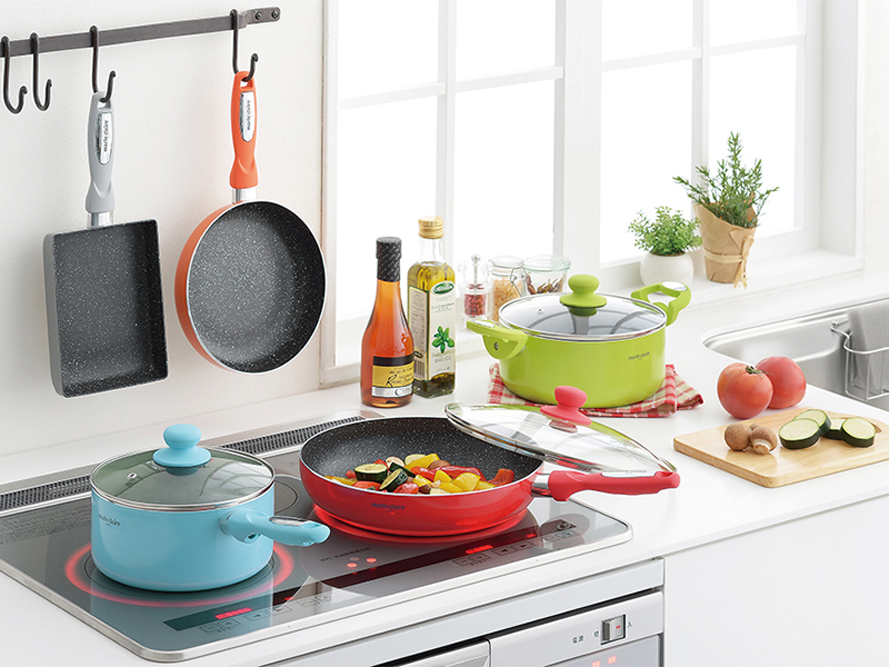 マリ・クレール カラーズ アルミ片手鍋18cm＆フライパン20cm | 株式