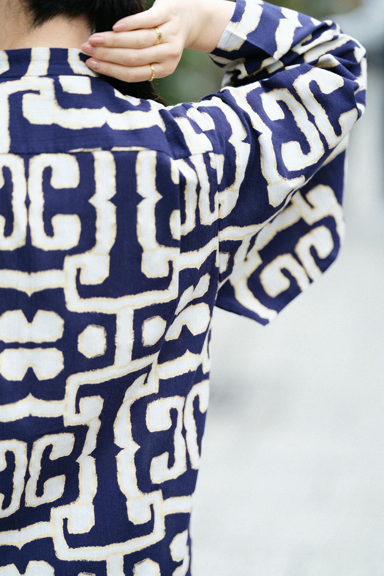 高島縮 20/20 薙刀長草衣（なぎなたながそうい）／原始彫刻（げん