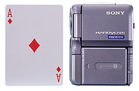 News and Information 容積198cc・質量230g、トランプサイズの小型軽量