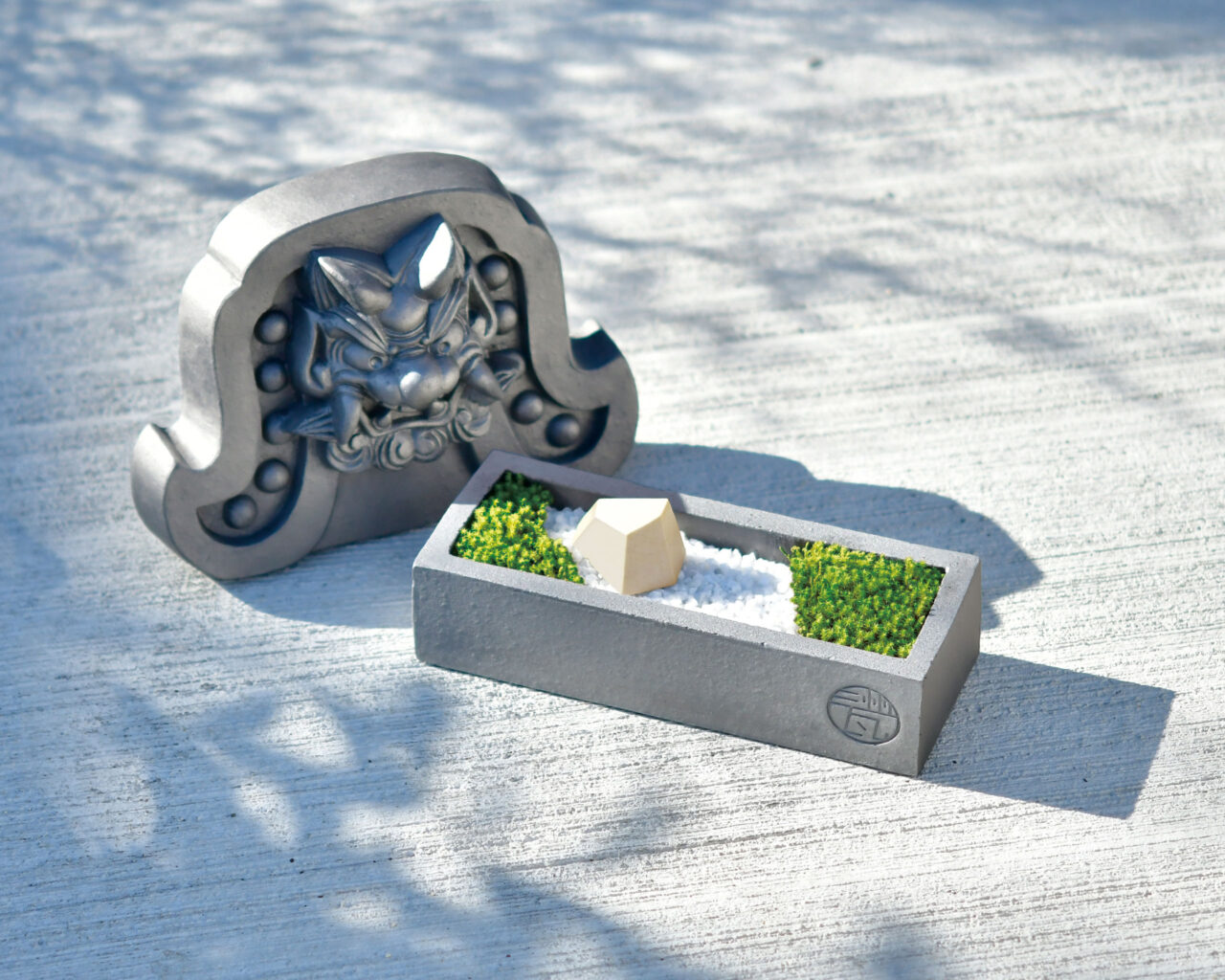 三州瓦の鬼師×瀬戸焼の職人、小さな園庭で苔と伝統美を愛でる | 新潟県