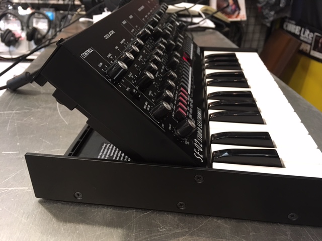 Roland × Studio Electronics 共同開発！話題のアナログシンセ『SE-02