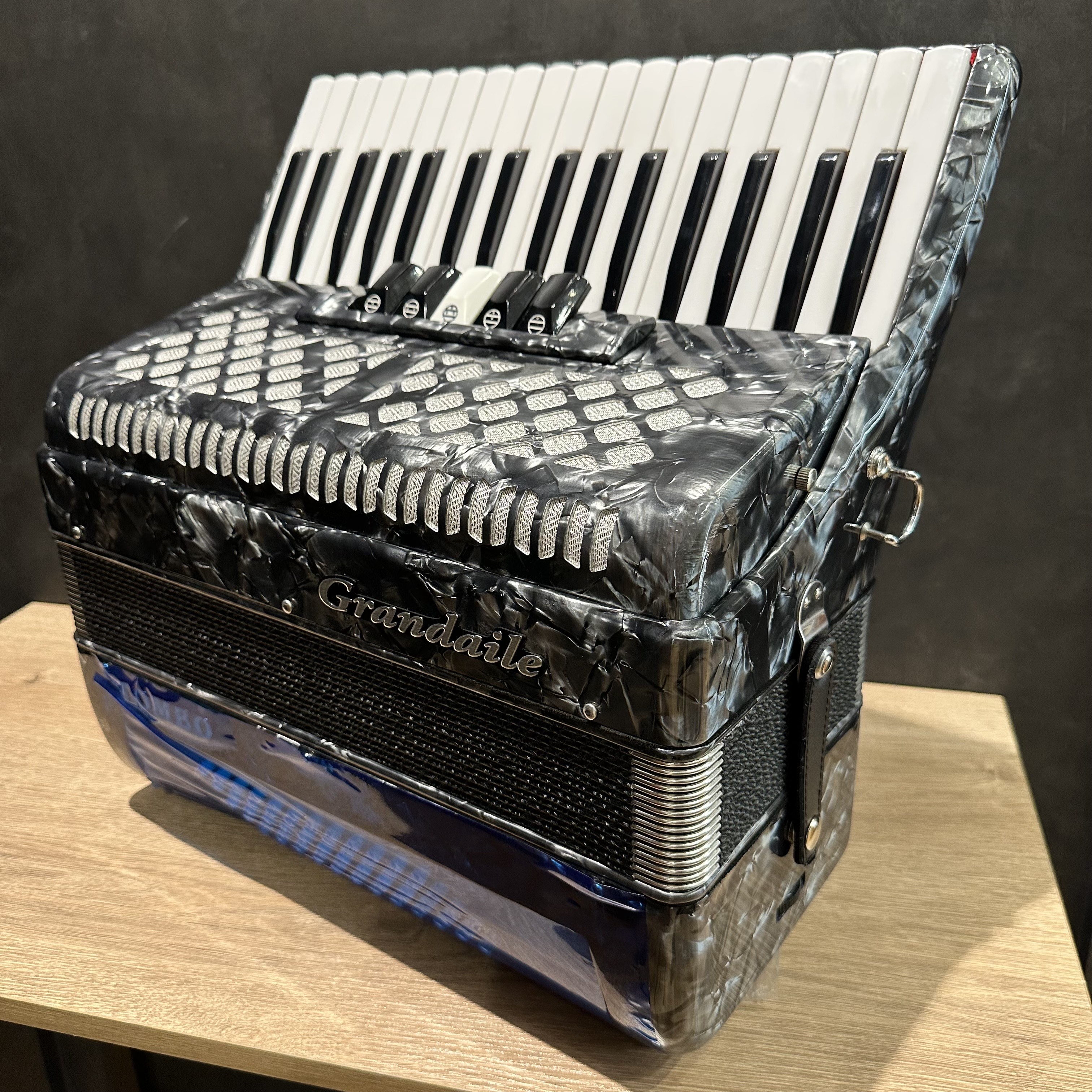 展示アコーディオン紹介】TOMBO（トンボ）GT-60Bが入荷しました